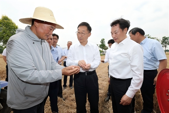 河南省委書記劉寧到週口商水縣督導調研並主持召開全省“三夏”工作視頻調度會_fororder_微信圖片_20250526040142_s