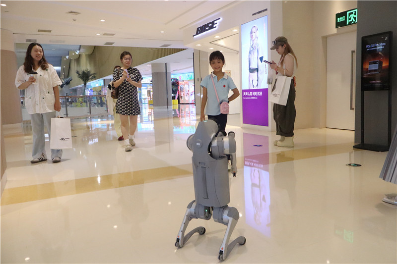 宇樹科技河南首店落地鄭州 引領科技消費熱潮_fororder_人很多