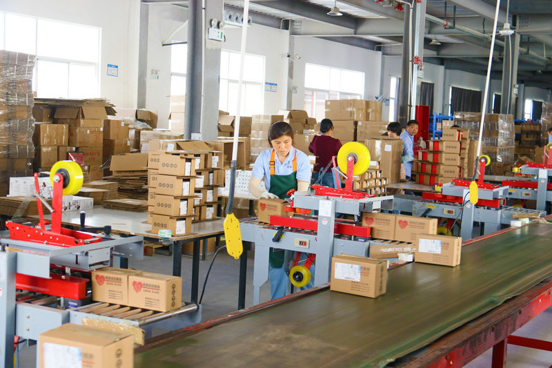 南陽市臥龍區：艾草企業生産忙_fororder_員工加緊發送電商訂單 攝影 王小軍.JPG