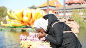 【2025打卡中國】外國網紅“創作魂”燃了！集體“入坑”中國書法拓印