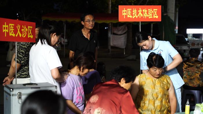 中醫館“搬”進夜市 新鄉解鎖消夏新潮流