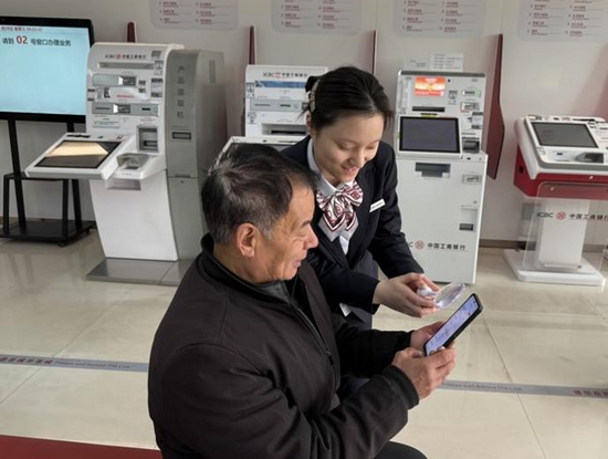 工商銀行河南省分行:弘揚雷鋒精神 踐行為民初心_fororder_圖片2