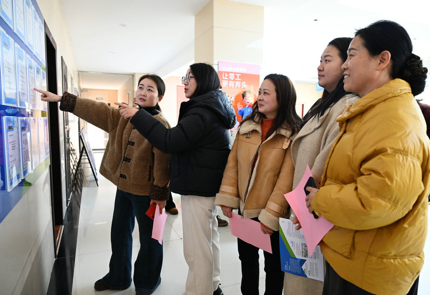 信陽​新縣：“職引未來”匯聚人才力量_fororder_查看招聘信息（焦漢平 攝）