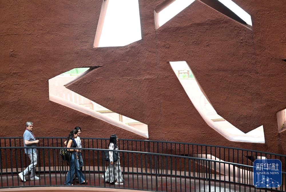 上海合作組織媒體智庫峰會與會代表在河南參訪