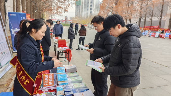 郵儲銀行週口市分行：金融知識宣傳進校園 築牢金融安全“青春防線”_fororder_圖片2