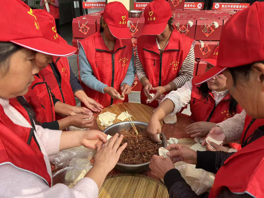 南陽市新野縣:576名老人齊團聚 歡歡喜喜慶重陽_fororder_志願者們其樂融融包餃子 攝影 修華章