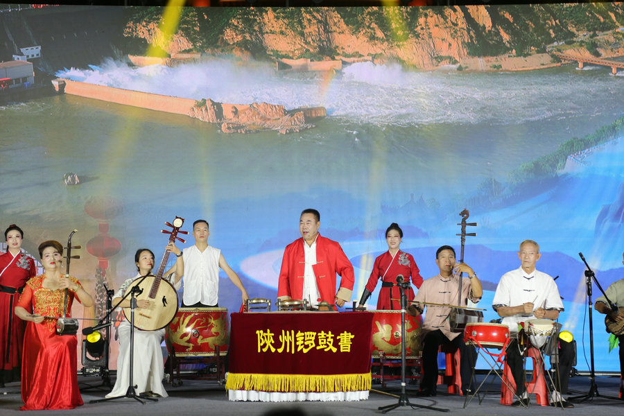 三門峽市陜州區：“村晚”火熱上演 引爆非遺盛宴_fororder_陜州區非遺鑼鼓書表演《黃河漢》 攝影 姚書勤.JPG