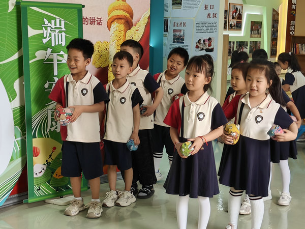 三門峽義馬市：童心奇遇記 歡樂“粽”動員_fororder_小朋友們參與“粽影射五毒”小遊戲 攝影 張佳