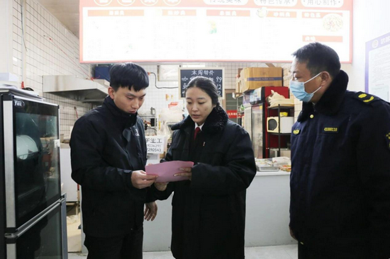 河南省武陟縣人民法院聯合城管局開展餐飲油煙防治宣傳活動_fororder_圖片3