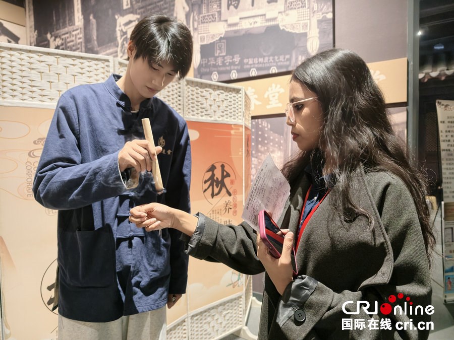 外國青年、網絡達人走進南陽醫聖文化園 對話千年中醫藥文明_fororder_3