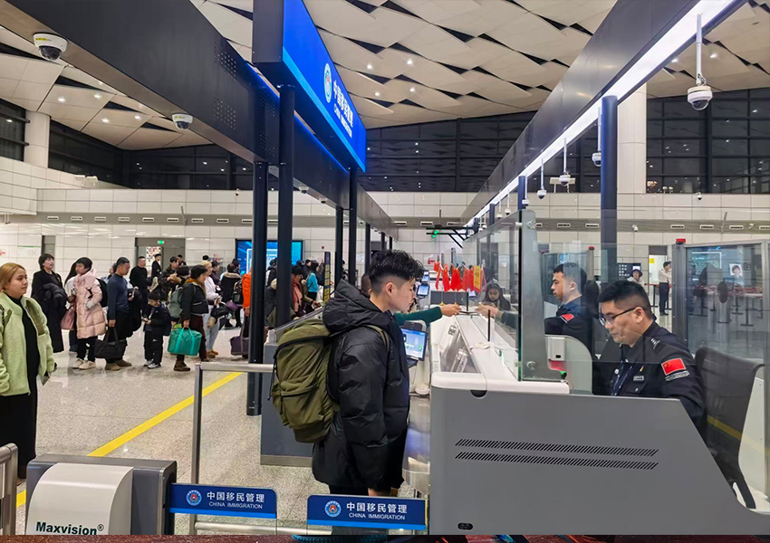 春節期間鄭州口岸迎出入境高峰_fororder_未標題-1