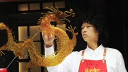 新春走基層丨糖畫裏的中國年：一位“00後”的甜蜜“守藝”