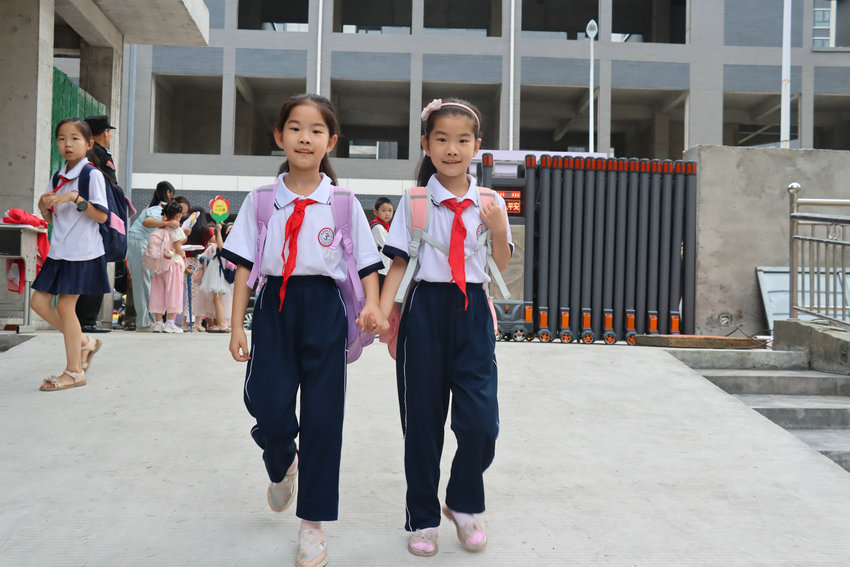 新學期 新氣象 信陽市新縣中小學喜迎2025年秋季開學_fororder_在新縣城關二小，萌娃攜手邁步新學期（新縣教體局供圖）.JPG