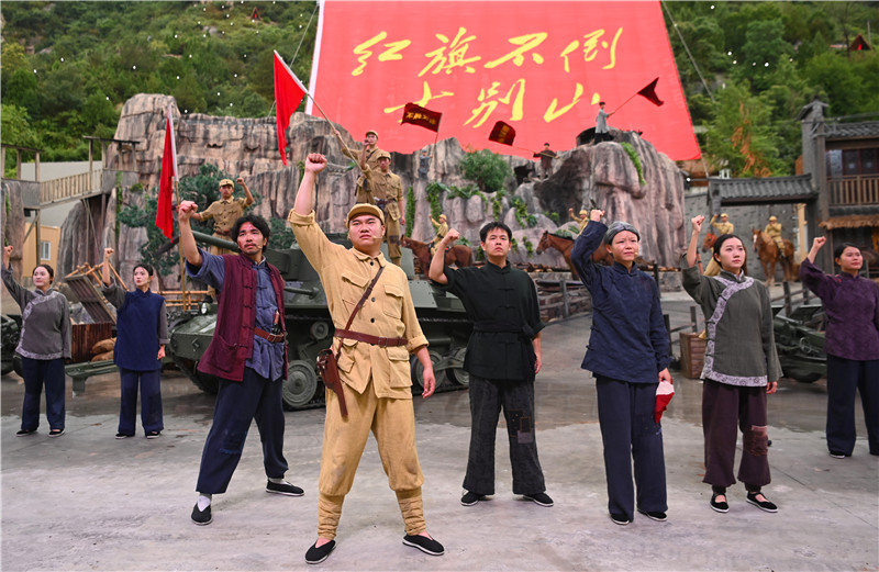 大型紅色實景演出《紅旗不倒大別山》 在新縣首演_fororder_演出現場10（焦漢平 攝）