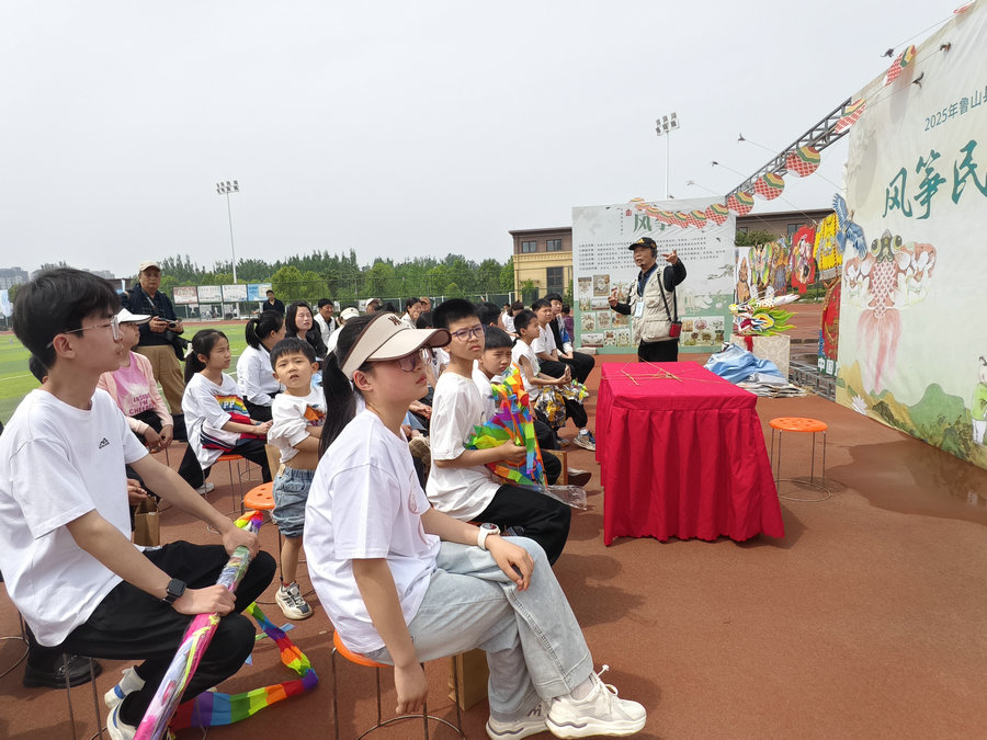 平頂山魯山：舉辦民俗文化活動 千年風箏文化煥新生_fororder_河南風箏老藝人薛文義等開設工作坊，現場演示竹骨綁扎、絹面裱糊等傳統技藝 (2)