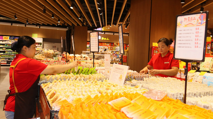 南陽市臥龍區：國慶中秋節日氛圍濃_fororder_超市工作人員在整理月餅 攝影 王小軍.JPG