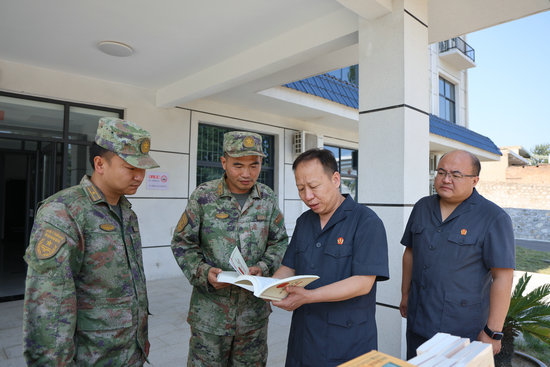 河南省靈寶市法院：法潤軍營暖兵心 共築法治強軍夢_fororder_贈送法律書籍  攝影 張蕓曦.JPG