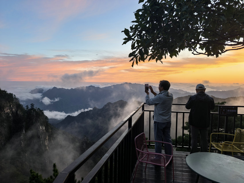 河南三山聯動互免門票 區域旅遊升溫_fororder_遊客在老界嶺景區拍攝美景 供圖 老界嶺景區