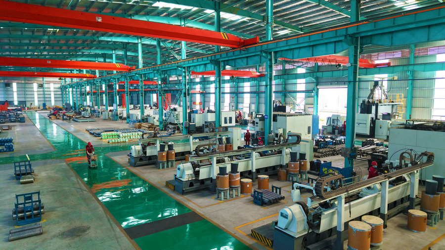 南陽西峽：民營企業衝刺上半年目標生産忙_fororder_工人在河南省西保冶材集團有限公司連鑄輥道修復生産線上趕制出口訂單産品 攝影 王小軍.JPG