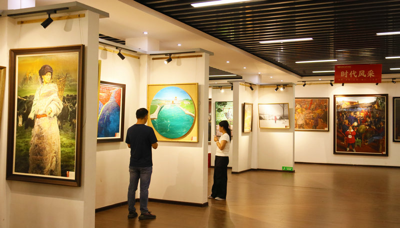三省五市美術作品聯展在河南南陽開展_fororder_藝術愛好者在參觀美術作品.JPG
