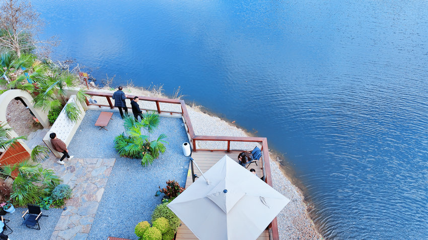 信陽市浉河區：觀瀑品飲處 小院迎客來_fororder_臨水觀景，悠然自得。 陳笑聞 攝