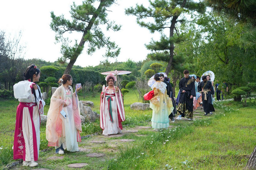 外國青年、網絡達人“豫”見花都鄢陵 邂逅花木別樣秋韻_fororder_圖片24