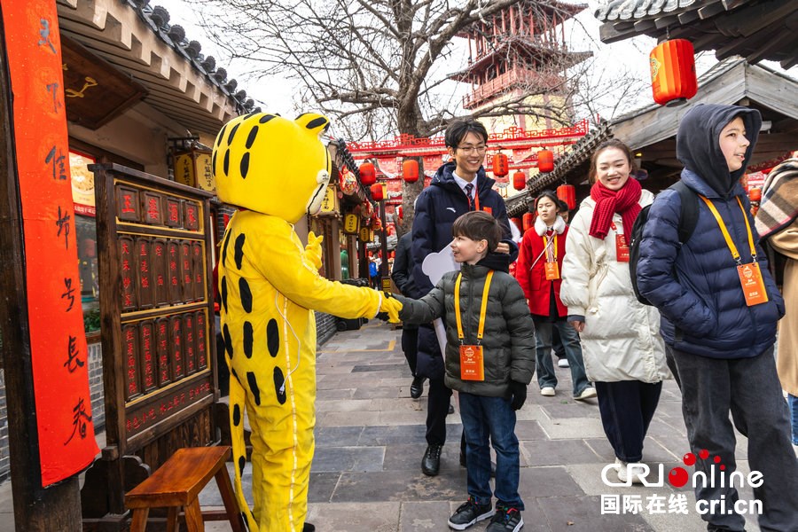 “豫”見中國年|多國駐華使節穿越千年汴京 共賞大宋風華_fororder_來自俄羅斯的小朋友與景區演員互動