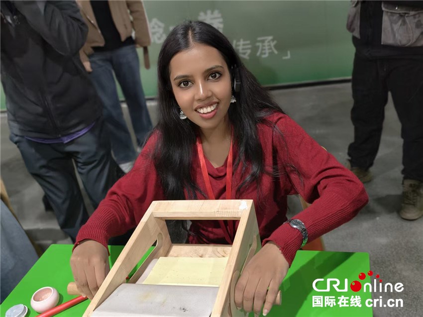 藥草香裏探産業 外國青年、網絡達人“艾”上南陽_fororder_微信圖片_20251113215732_55_55