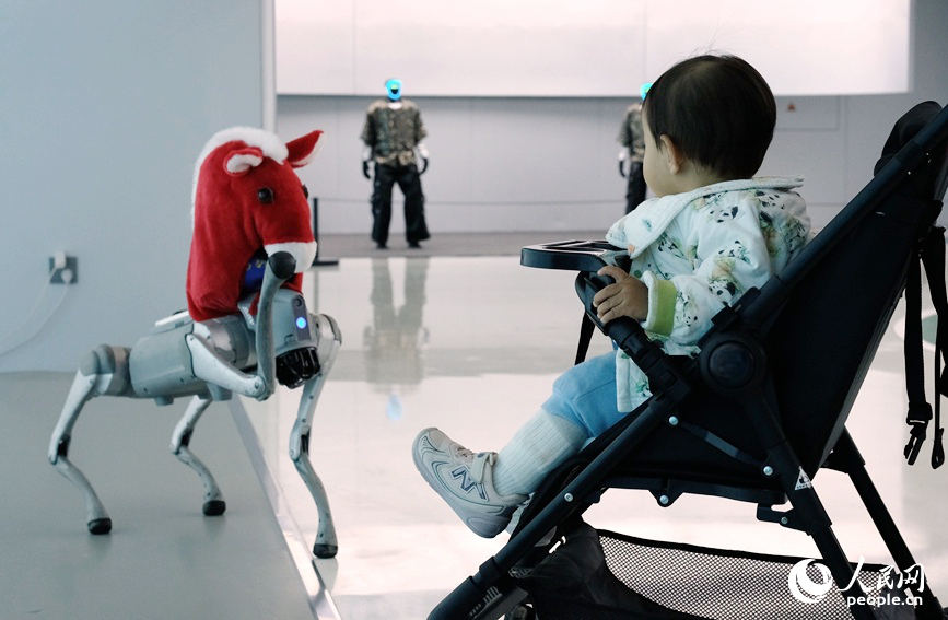 鄭州機器人訓練場：讓“出廠新手”變“崗位能手”_fororder_LOCAL177319766179076ZAI4NSTX