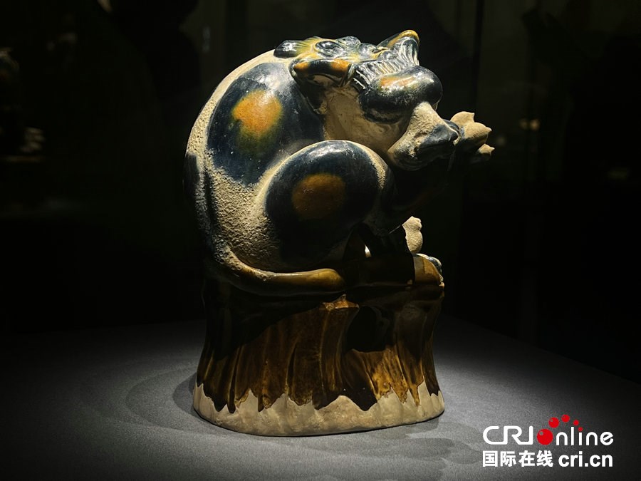 唐朝陶瓷版“西遊記”亮相鄭州大象陶瓷博物館_fororder_三彩噬腿獸