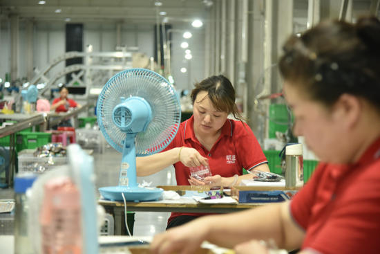 南陽市新野縣：不懼“烤”驗 高溫之下忙生産_fororder_工人們正在進行質檢作業 攝影 張峰