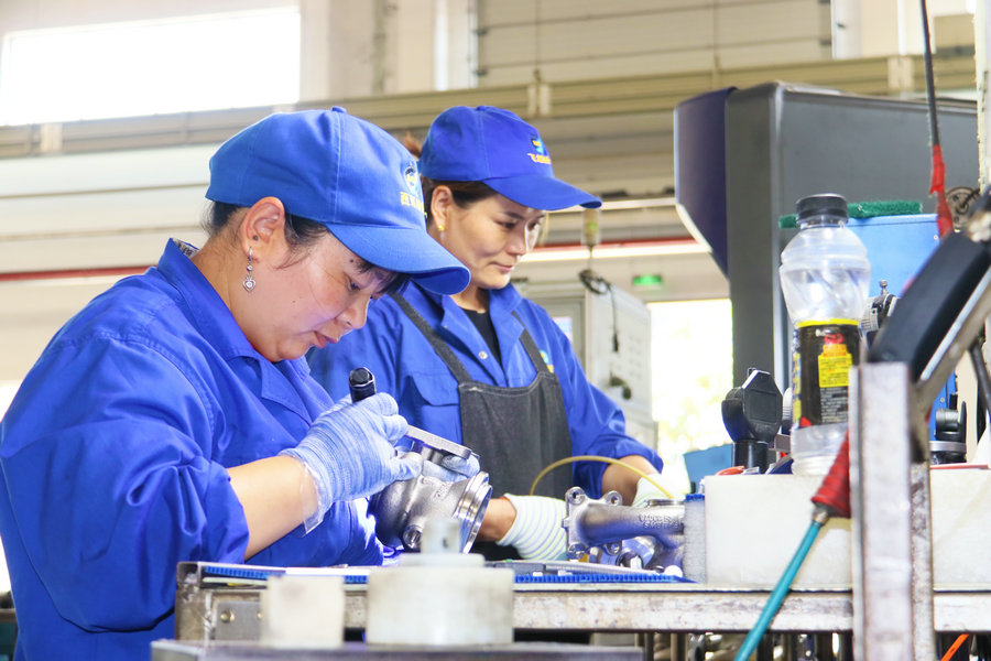 南陽西峽：民營企業衝刺上半年目標生産忙_fororder_飛龍汽車部件股份有限公司質檢人員檢測産品品質 攝影 王小軍.JPG