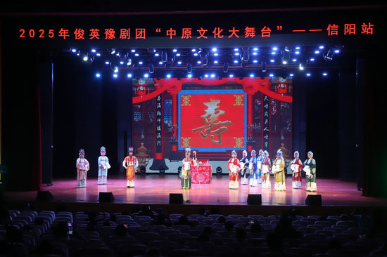 信陽市商城縣：文化惠民“好戲連臺”_fororder_豫劇《五世請纓》 洪曉燕 攝
