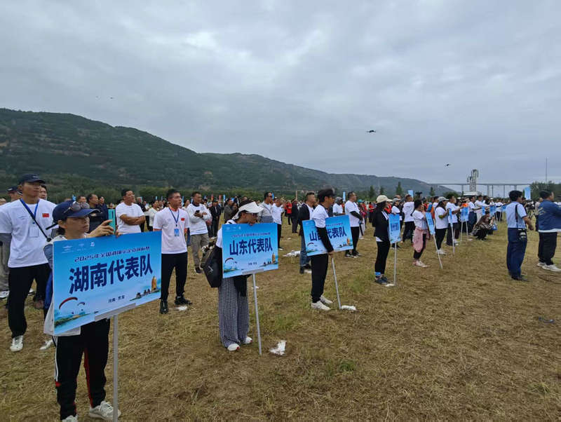 2025年全國滑翔傘定點錦標賽在河南靈寶函谷關開賽_fororder_參賽的滑翔傘運動員方隊 攝影 李宏遠