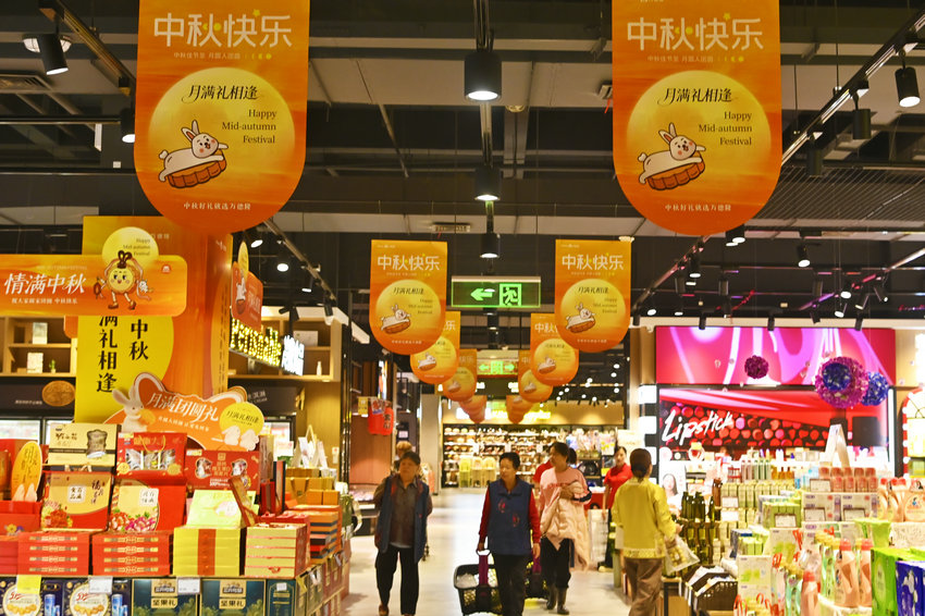 南陽市臥龍區：國慶中秋節日氛圍濃_fororder_超市裏濃厚報節日氛圍 攝影 張峰