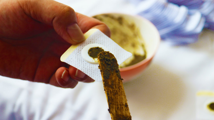 南陽：入伏首日 “三伏貼”開貼_fororder_醫務人員現場調製“三伏貼”.JPG