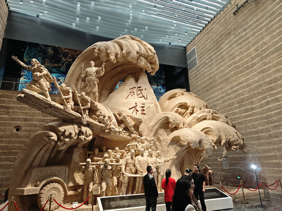 何以中國 黃河安瀾丨三門峽中流砥柱博物館：讓砥柱精神煥發新時代光芒_fororder_中流砥柱博物館一樓大廳的大型主題雕塑 攝影 李宏遠