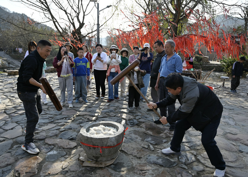 信陽市新縣：古村糍粑香  民俗韻味長_fororder_揮動木槌打糍粑（焦漢平 攝）