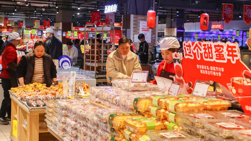 南陽市臥龍區：買年貨 迎新春_fororder_市民選購糕點.JPG