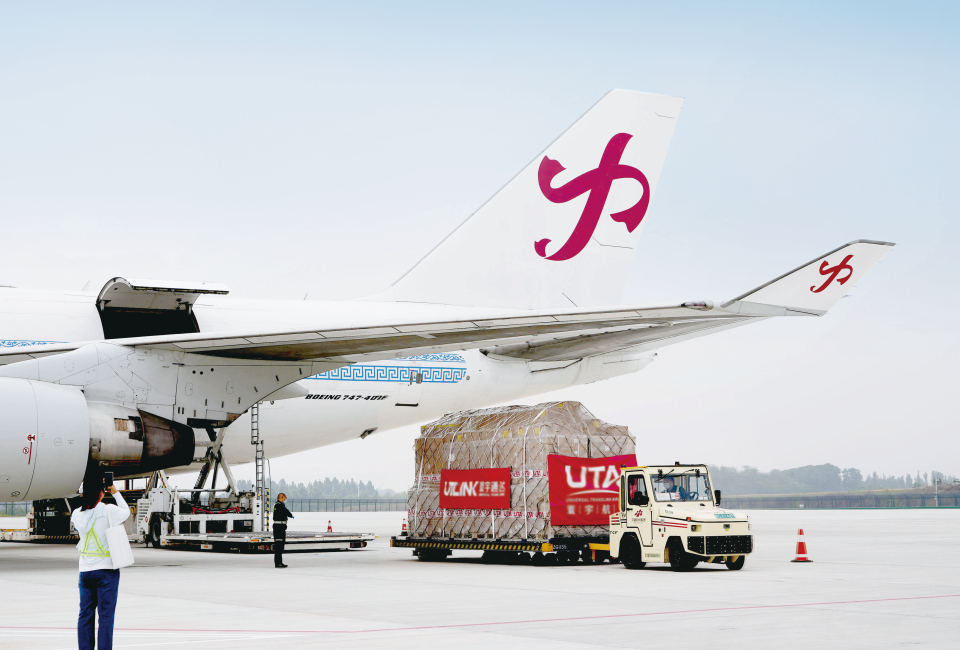 “空中絲路”擴容增效 樞紐建設提級進位！鄭州機場年貨郵吞吐量飛躍100萬噸