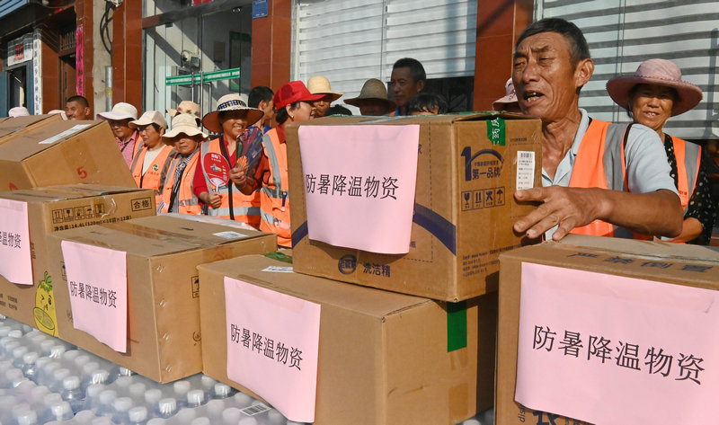 信陽市新縣：夏日送清涼 關懷暖人心_fororder_環衛工人領取防暑降溫物資（焦漢平 攝）