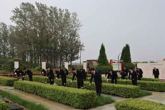 傳承紅色基因 河南省封丘縣人民法院幹警到烈士陵園緬懷革命先烈_fororder_圖片10