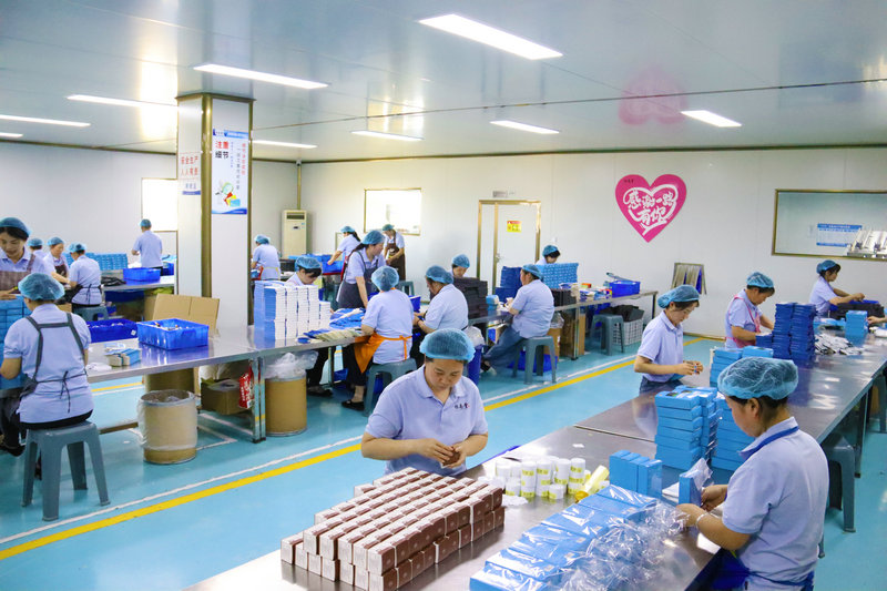 南陽市臥龍區：艾草企業生産忙_fororder_員工加緊生産産品 攝影 王小軍.JPG