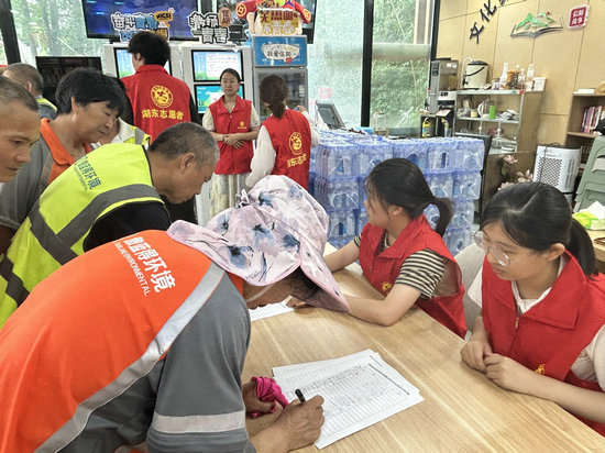 信陽市浉河區：“驛站”送清涼 防暑開“涼”方_fororder_登記領取礦泉水