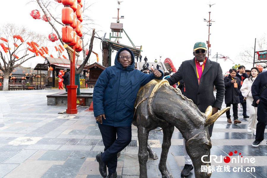 “豫”見中國年|多國駐華使節穿越千年汴京 共賞大宋風華_fororder_兩位駐華使節在清明上河園合影