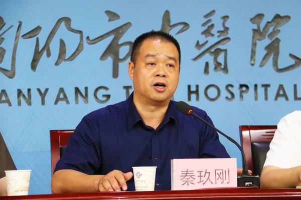 南陽市中醫院舉行慶祝中國醫師節暨醫師表彰大會_fororder_南陽市中醫院黨委書記秦玖剛講話 攝影 王小軍.JPG