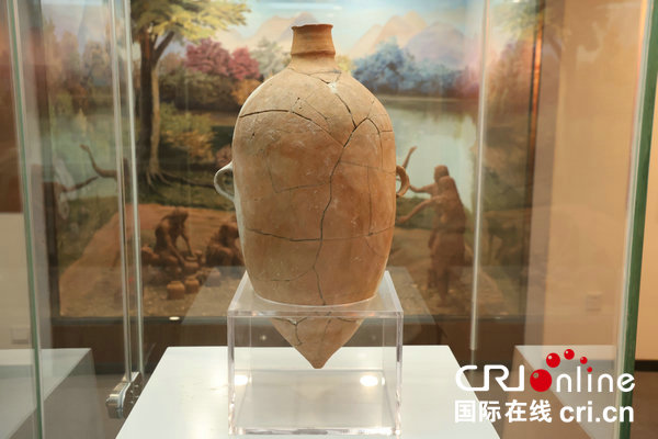 【青春華章·豫你同行】鄭州大學：考古發現厚植文化自信 思政“金課”培育時代新人_fororder_小口尖底瓶 攝影 張雨晴.JPG