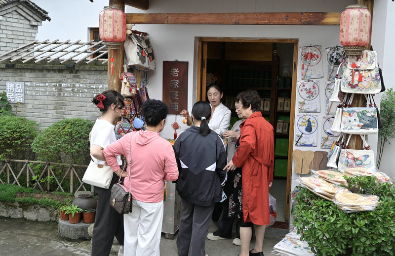 旅遊綜合收入近7億元 信陽市新縣國慶中秋假期文旅“成績單”亮眼_fororder_遊客在田鋪鄉田鋪大塆挑選心儀的産品(焦漢平 攝)