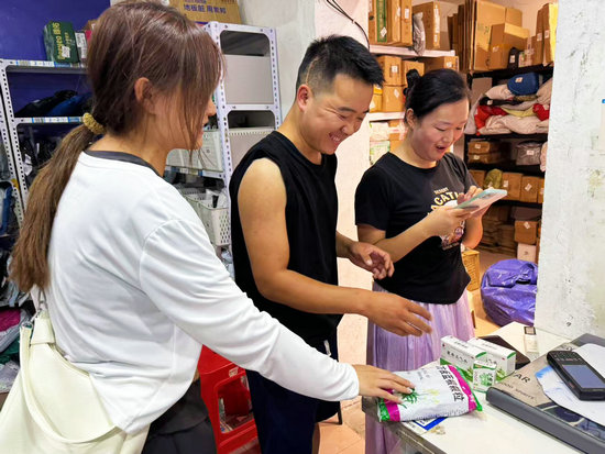 南陽市西峽縣白羽街道：送清涼 暖人心_fororder_白羽街道為快遞人員送上板藍根