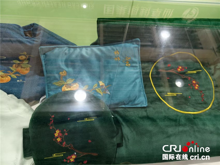 藥草香裏探産業 外國青年、網絡達人“艾”上南陽_fororder_微信圖片_20251113215733_56_55